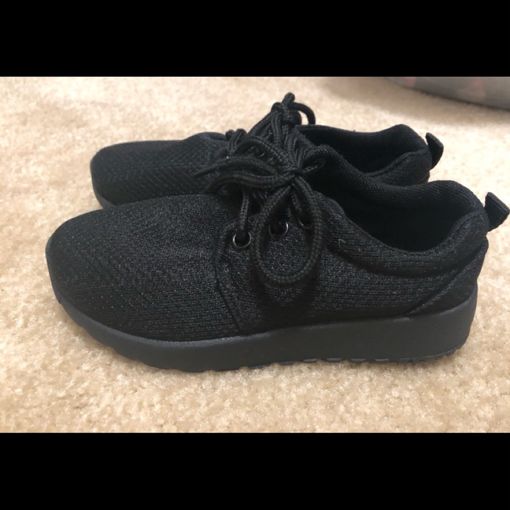 Unisex used sneakers. Size: 10
